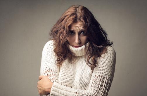 女性手脚冰凉是气血不足还是体虚 女性对寒冷更敏感-很美的