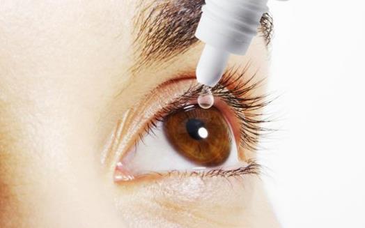 长期使用眼药水造成伤害 眼药水使用注意事项-很美的