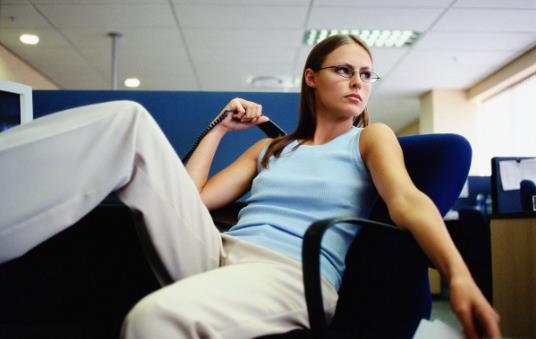 错误坐姿会毁了女白领的身材 保持身材的三个方法-很美的