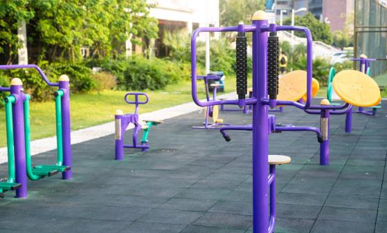 老人正确使用小区健身器材 要量力而行选择适合自己的-很美的