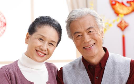 老人行动迟缓多晒太阳吸取维D 老人适当运动的好处-很美的