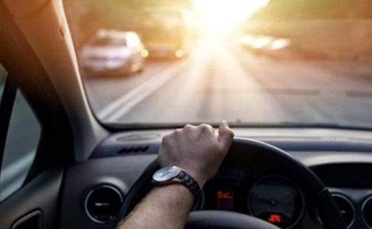 新手开车上路 养成开车的八个好习惯避开危险-很美的