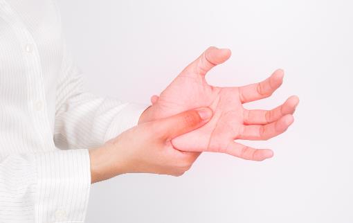 白领长期坐办公室 看看这些缓解身体疼痛-很美的