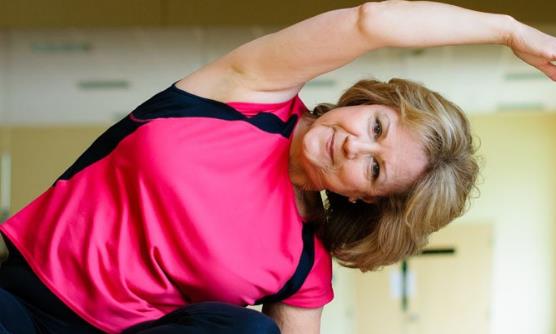 老人练瑜伽能调理心境 练瑜伽的注意事项-很美的