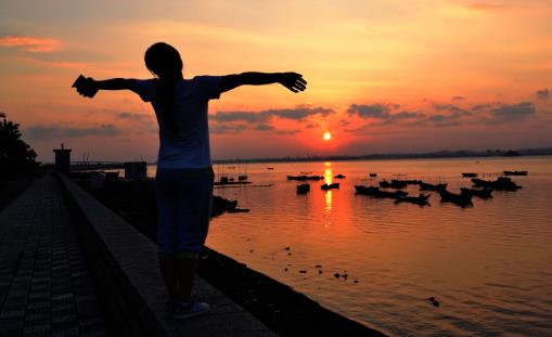 早起后养成好习惯能养生保健 最好姿态迎接新的一天-很美的