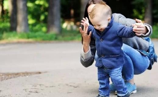 扔掉学步车 让宝宝多接触大自然-很美的