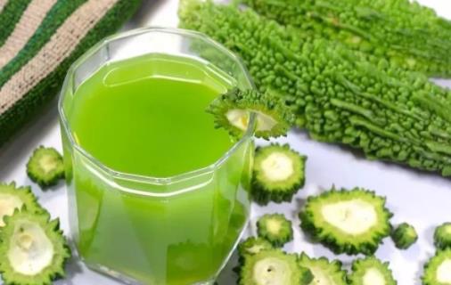 女人喝苦瓜水有什么好处 苦瓜汁敷脸可以祛痘吗-很美的