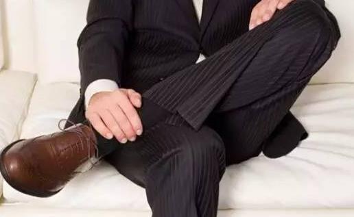 青少年跷二郎腿跷多了会怎样 怎样才能控制不跷二郎腿-很美的