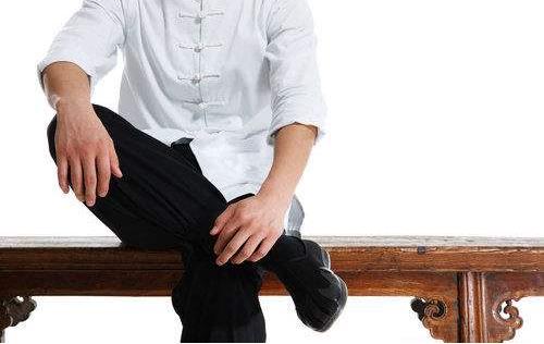 长期跷二郎腿的危害 跷二郎腿竟会升高血压-很美的