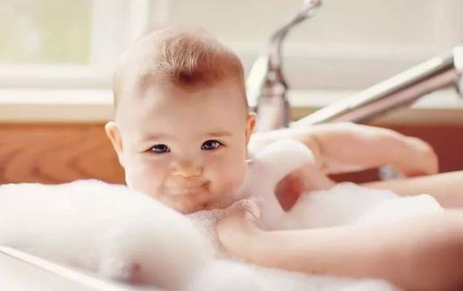 热水洗澡影响男宝宝的生育能力 宝宝洗澡合理的水温-很美的