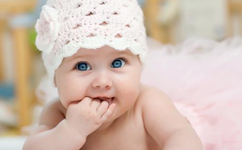 小孩吃手是找安全感 用适当的方法对孩子进行纠正-很美的