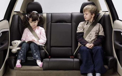 宝宝乘车注意事项 孩子不宜系成人安全带-很美的