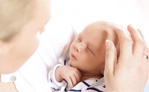 防止被宝宝咬乳头 找个安静的角落喂奶-很美的