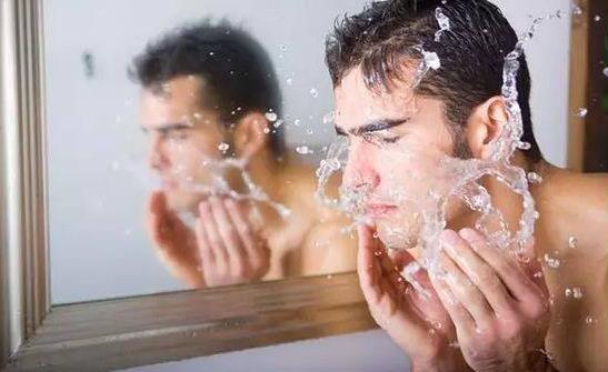 卫生间里容易被忽视的小习惯-很美的