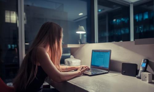 长期24点睡觉这些坏处趁机而入 熬夜后的补救措施-很美的