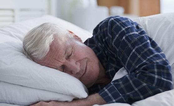 4个原因会引起老人睡不着 缓解老人失眠生活有规矩-很美的