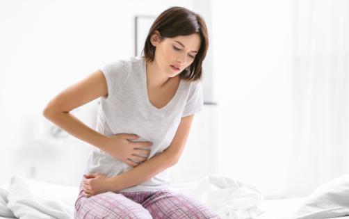 来月经前后背疼属于经期反映 经期自我保健要做好-很美的