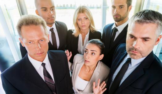 电梯的安全事故频出 被困在电梯的自救法-很美的