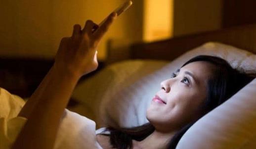 长期熬夜玩手机 当心8大危害-很美的