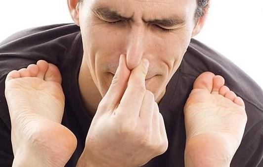 脚臭反复或与7个习惯有关 若不避开或难逃臭-很美的