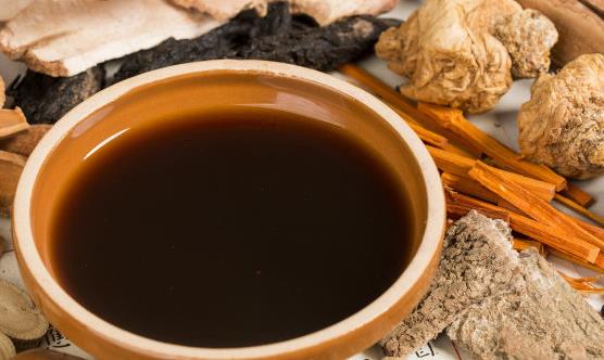 喝中药损伤肠胃呕吐 6个方法缓解中药的苦味-很美的