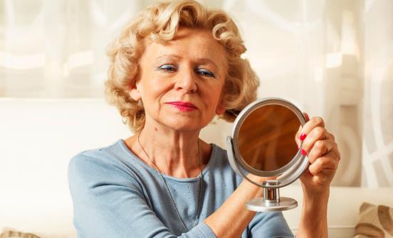 老人照镜子能发现疾病兆头 老人照镜子好处多多-很美的