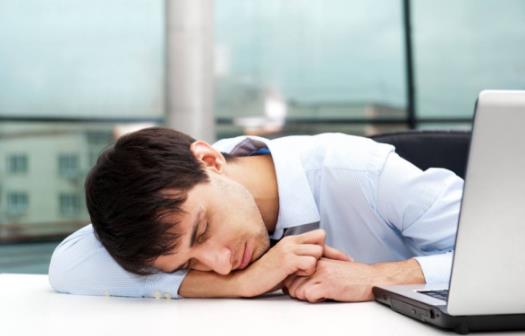 趴着午睡的危害 上班族白领科学午睡缓解疲劳-很美的