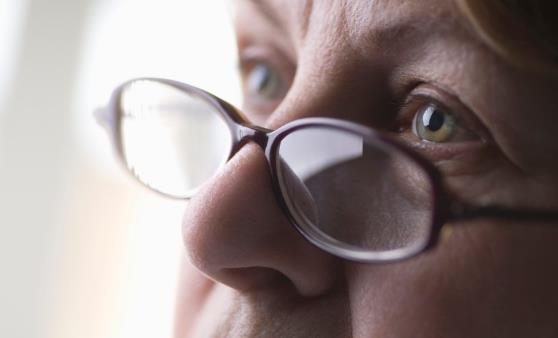 出现眼花就可配镜不要拖延 戴老花镜要谨记四个误区-很美的