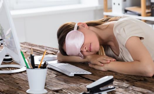 趴着睡午觉的四大危害 最理想的午睡方式-很美的