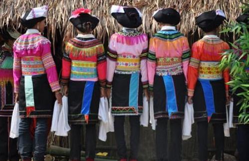 拉祜族的抢头巾风俗-很美的