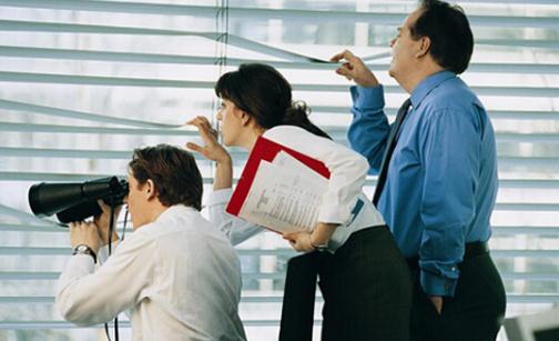 七成职场人表示遭受过职场冷暴力-很美的