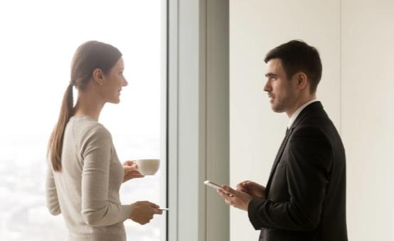 职场菜鸟必学的社交礼仪 这些行为会让你被职场边缘化-很美的