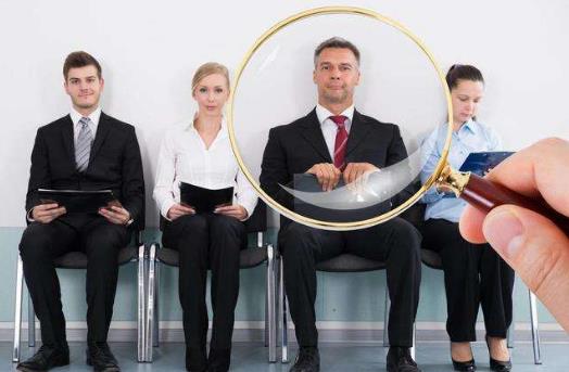 3招对付职场小人 上策:成为领导的心腹