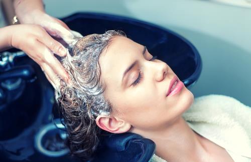 经期洗头是否会落病根 洗头最佳时间是早上还是晚上-很美的