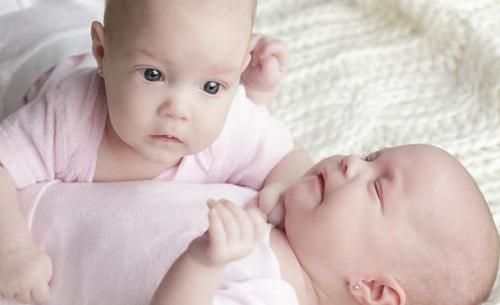 太罕见,一对双胞胎竟然同母异父-很美的