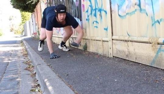 澳大利亚流行像猩猩一样跑步健身-很美的