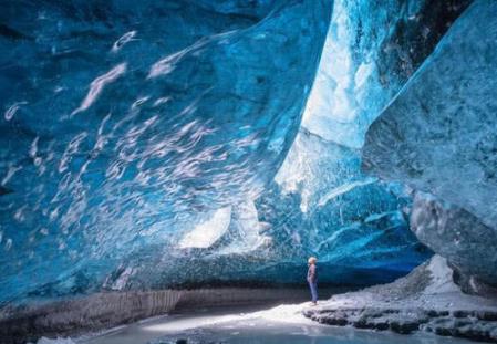 冰岛的冰洞又称大冰洞、蓝冰洞,全天然形成