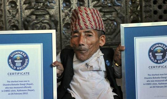 世界上最矮成人男子去世,享年75岁-很美的