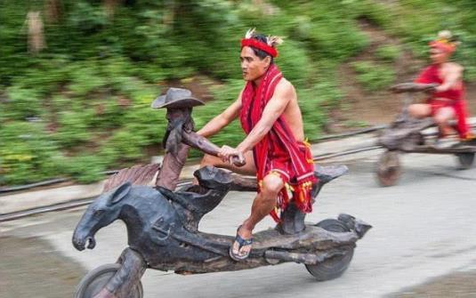 菲律宾一部落的交通工具 造型奇特 刹车完全靠脚-很美的