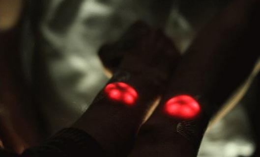 黑科技,生物黑客将LED灯移植体内-很美的