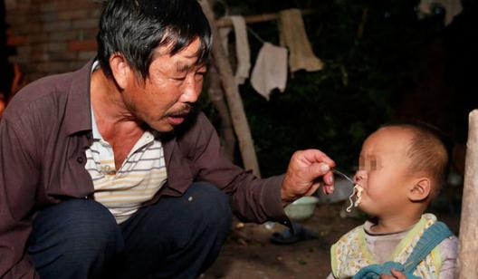 70岁老人娶20岁智障女,并生育两个孩子-很美的