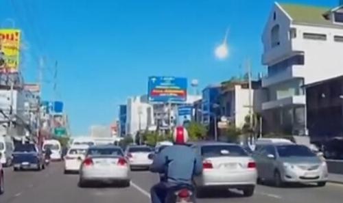 泰国曼谷天降火球,到底是什么东西?-很美的