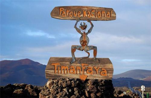 惊呆了,西班牙一家餐厅在,火山口上开烧烤-很美的