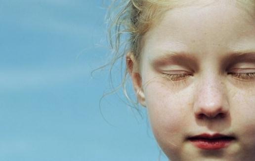 有人愿自瞎双眼?美国一女子失明后称从未如此快乐-很美的