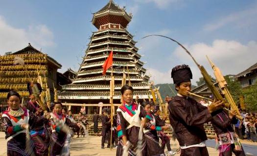 侗族生日的奇葩习俗：滚烂泥田-很美的