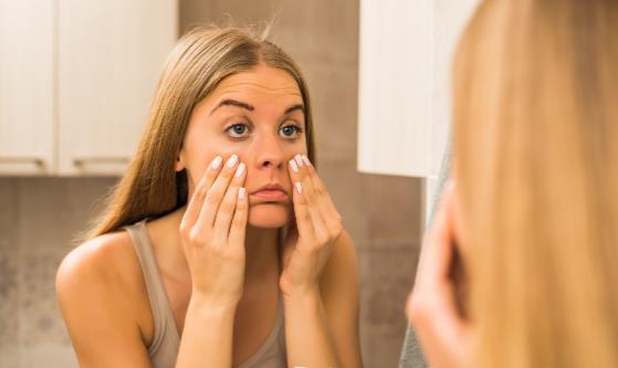 懒人去眼袋要怎么做 四大饮食小方法吃掉眼袋-很美的