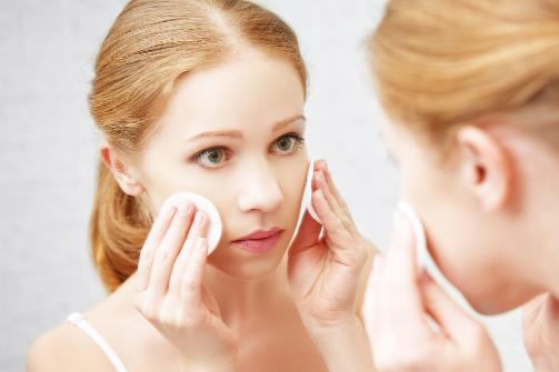 想要脸上肌肤不长痘 日常的卸妆工作一定要做好-很美的