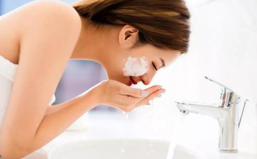 冷水洗脸能去红血丝吗 冷水洗脸能收缩毛孔吗-很美的