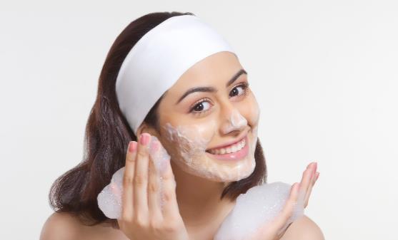 女人到中年如何保养自己的皮肤 中年女人皮肤特别护理要点-很美的