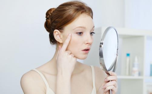 经常笑会不会容易长眼尾纹 中年妇女鱼尾纹预防措施-很美的